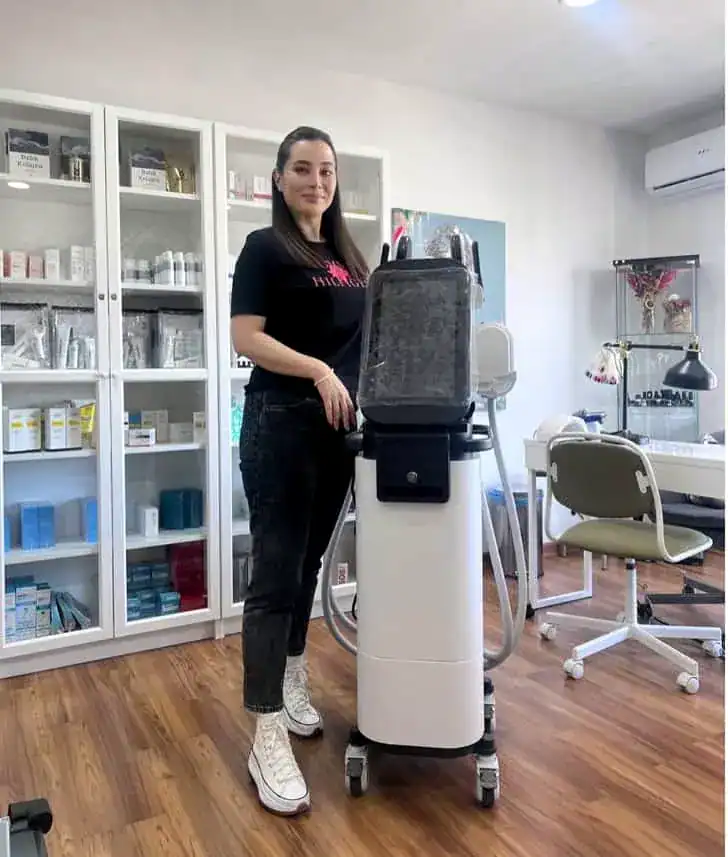 Electromagnetic muscle stimulation device in an aesthetic clinic for body contouring