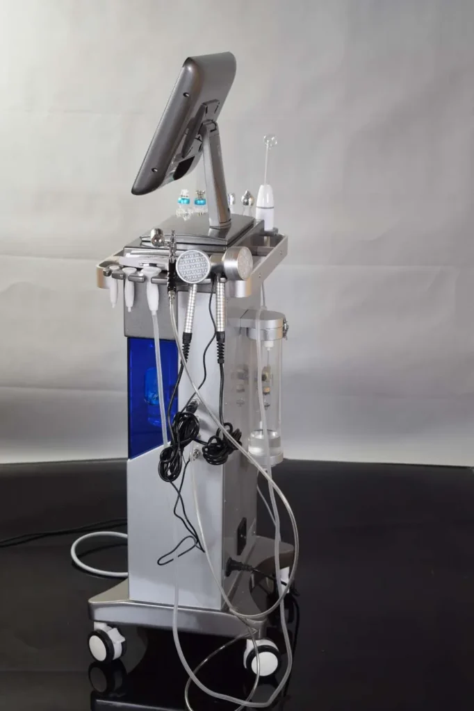 Appareil Hydrabeauty en vue trois quarts avec ses pièces à main LED et son pistolet