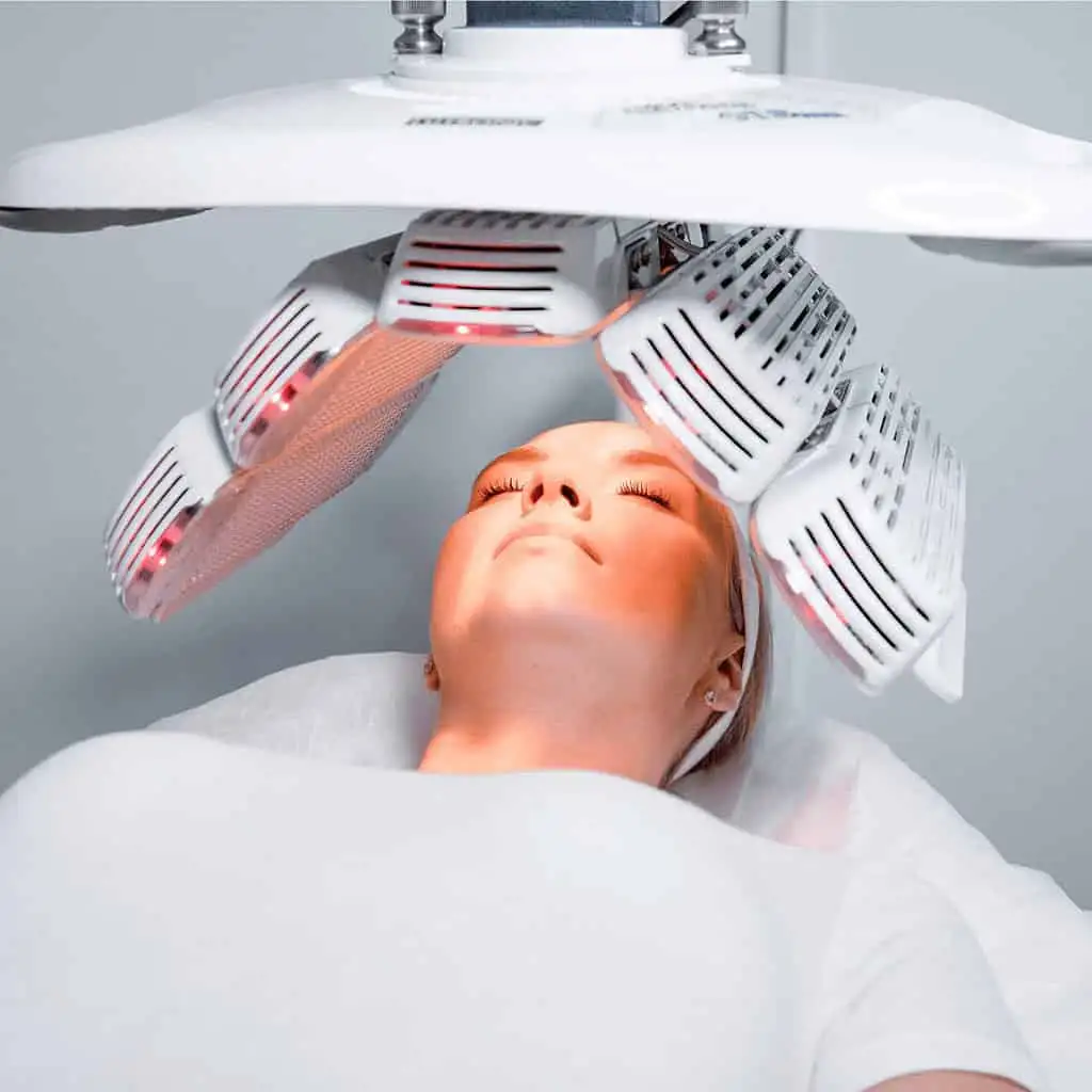 Séance de luminothérapie LED professionnelle sur le visage avec panneaux multi-LED